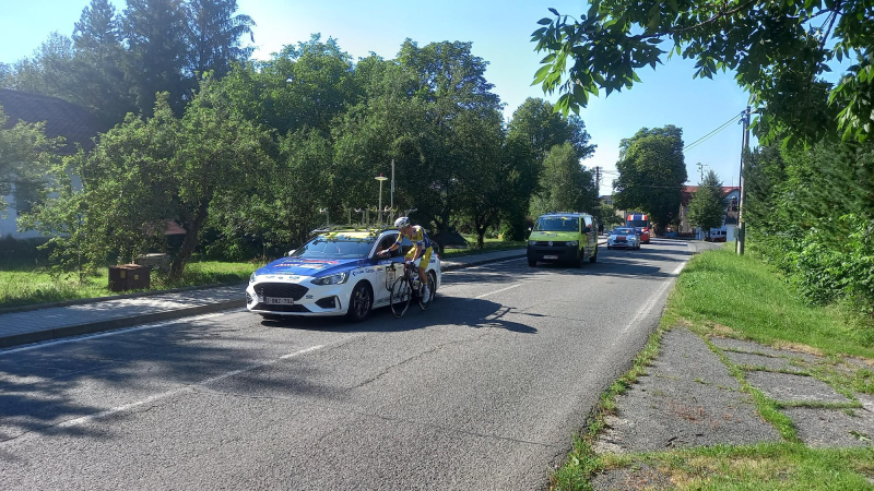 Trojanovicemi se prohnal cyklistický peloton skoro jako na Tour de France.