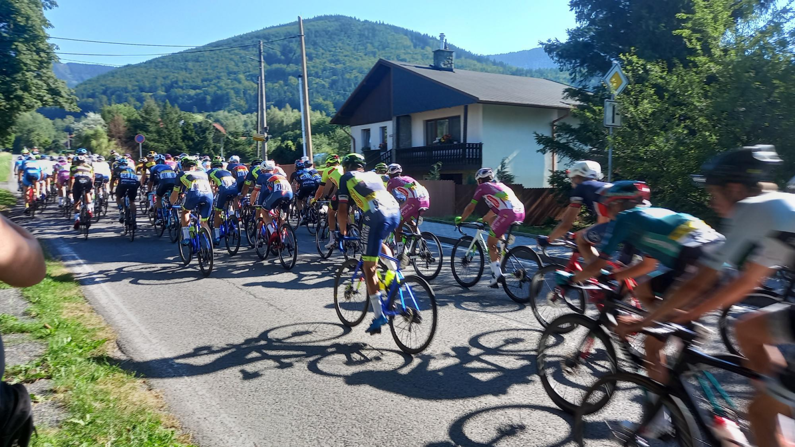 VIDEO: Trojanovicemi se prohnal cyklistický peloton skoro jako na Tour de  France - Novojičínský deník