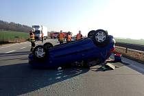 Převrácený na střeše skončil osobní vůz Peugeot 206 po havárii na dálnici u Bílova.