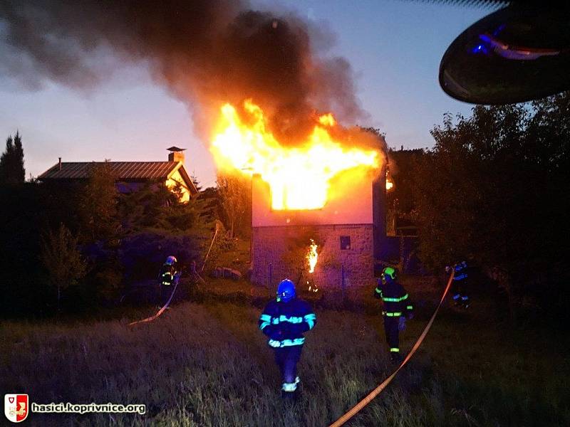 Tragický požár hasily tři jednotky hasičů.