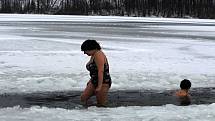 Desítky lidí využily ledu na přehradní nádrži Větřkovice u Kopřivnice a vyrazily si v úterý 16. února odpoledne zabruslit. Pár odvážlivců se také vykoupalo.