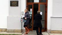 V Mořkově musely členky volební komise vyrazit s volební urnou do terénu ještě hodinu před koncem prvního kola prezidentských voleb.
