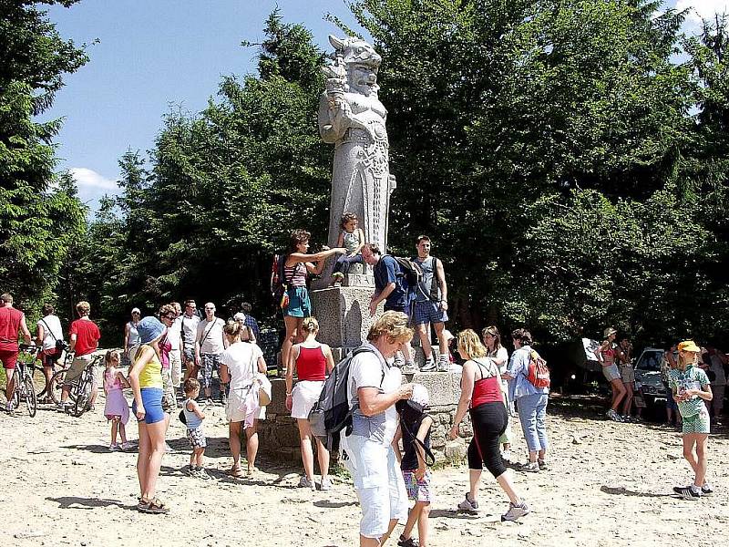 Socha Radegasta je vděčným objektem malých i velkých turistů.