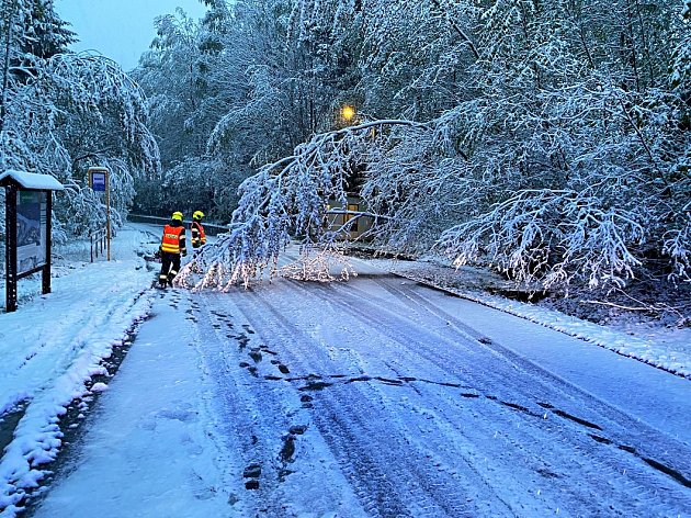 OBRAZEM: Novojičínsko zasypal dubnový sníh. Zaměstnal i hasiče