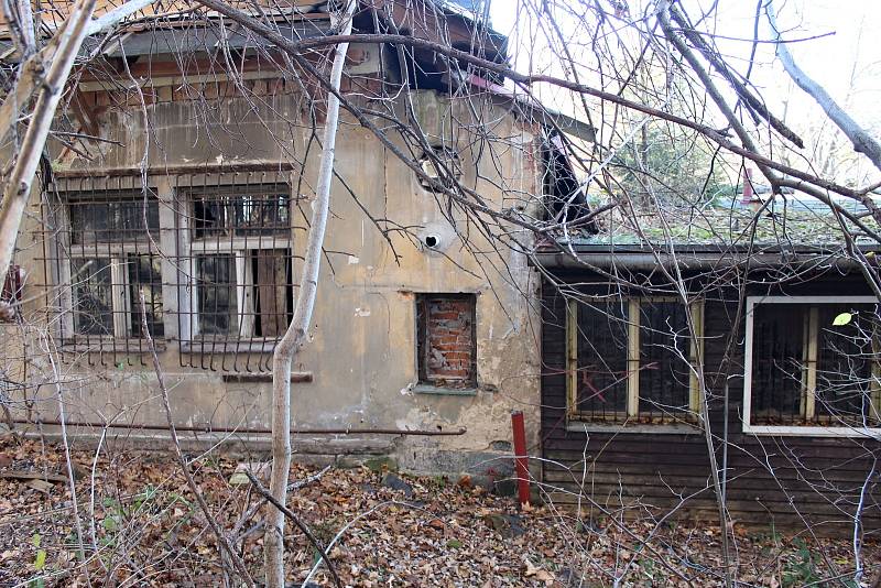 Hotel Vlčina. Základní kámen hotelu byl usazen před osmdesáti lety. Dnes je na chátrající objekty komplexu smutný pohled.