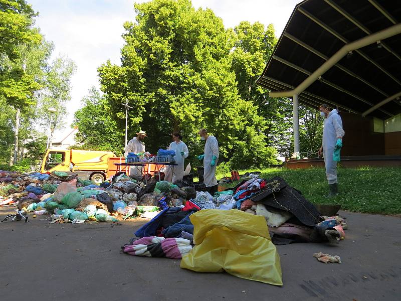 Kolik recyklovatelného odpadu se dá najít ve směsném odpadu měli možnost vidět v úterý 18. června návštěvníci městského parku v Příboře.