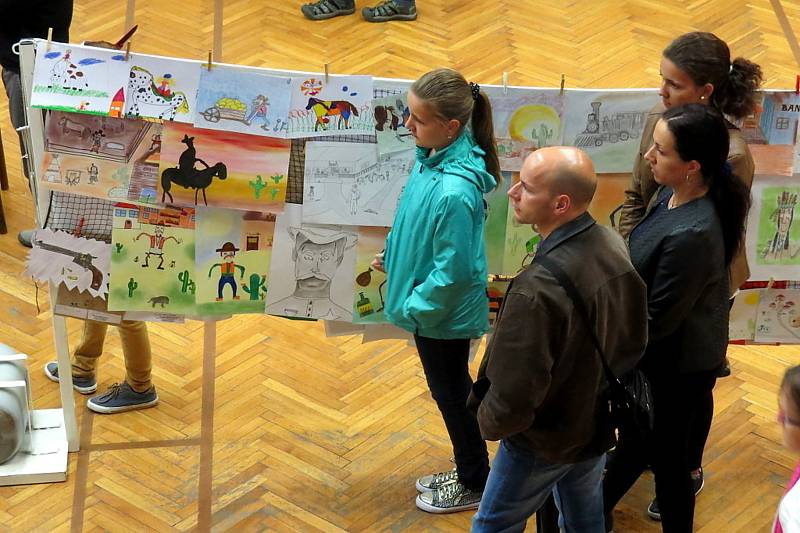 Kulturní dům v Suchdole nad Odrou patřil v sobotu Dětskému westernovému odpoledni s vyhlášením výsledků výtvarné soutěže Western a koně očima dětí.