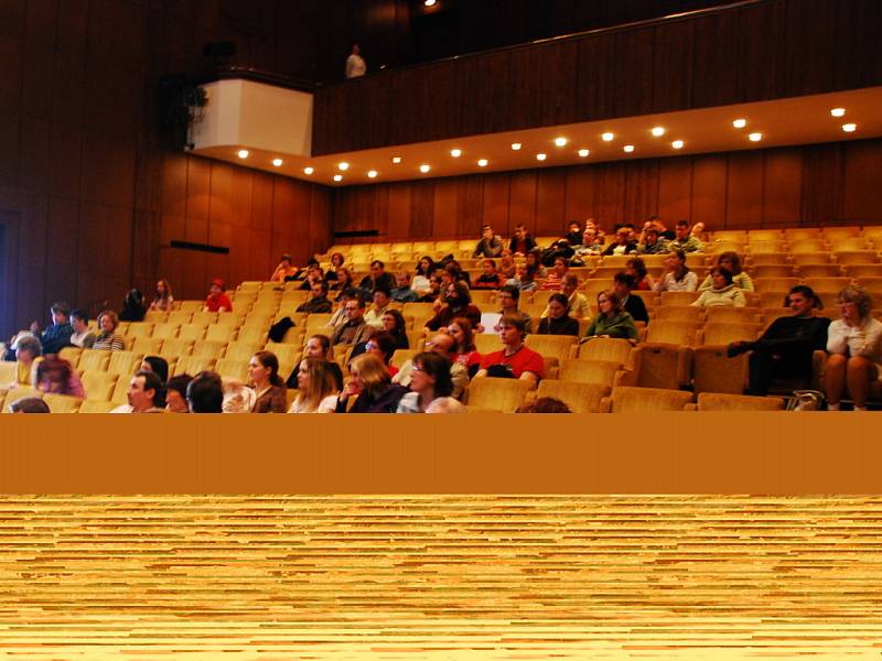 V Beskydském divadle v Novém Jičíně se v sobotu 14. března již po sedmé sešli mladí na herci na soutěžní přehlídce studentského a experimentálního divadla Opona 2009. 