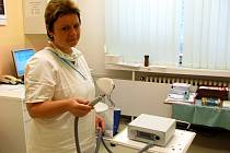 Hana Vlhová se speciálním přístrojem pro suchou pedikúru. Diabetici totiž nesmějí podstupovat klasickou proceduru, protože by mohla vést k infekci, s níž jsou spojené vážné komplikace.