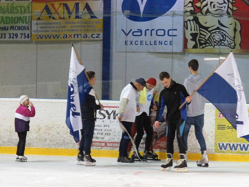 Ultramaratonec Karel Ligocki ze Suchdolu nad Odrou překonal svůj loňský rekord. Přesně 24 hodin jezdil na bruslích na ledě novojičínského zimního stadionu.