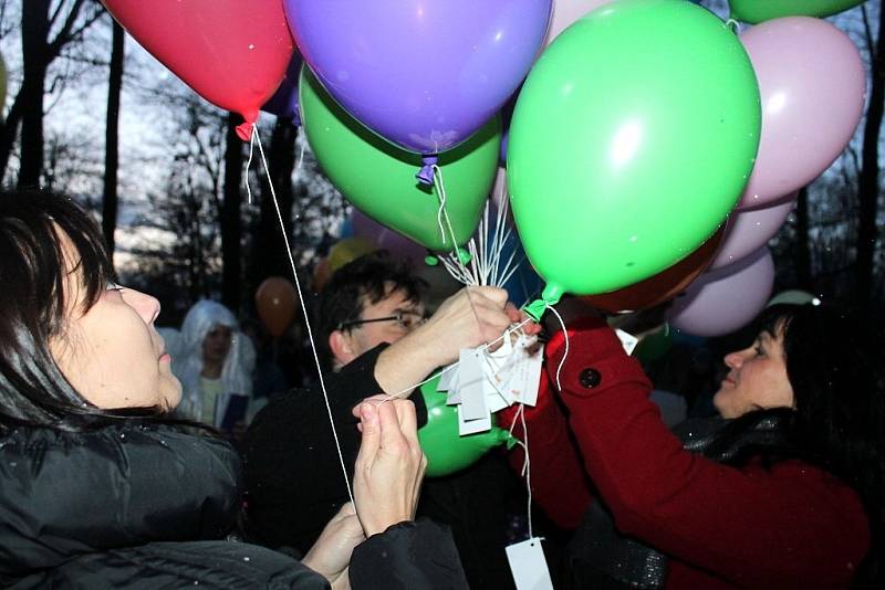 Vypouštění balónků s přáníčky v Kuníně.