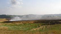 Rozsáhlý požár pole vzrostlého ječmene likvidovali ve čtvrtek 3. července hasiči ve Vlkovicích, místní částí Fulneku.