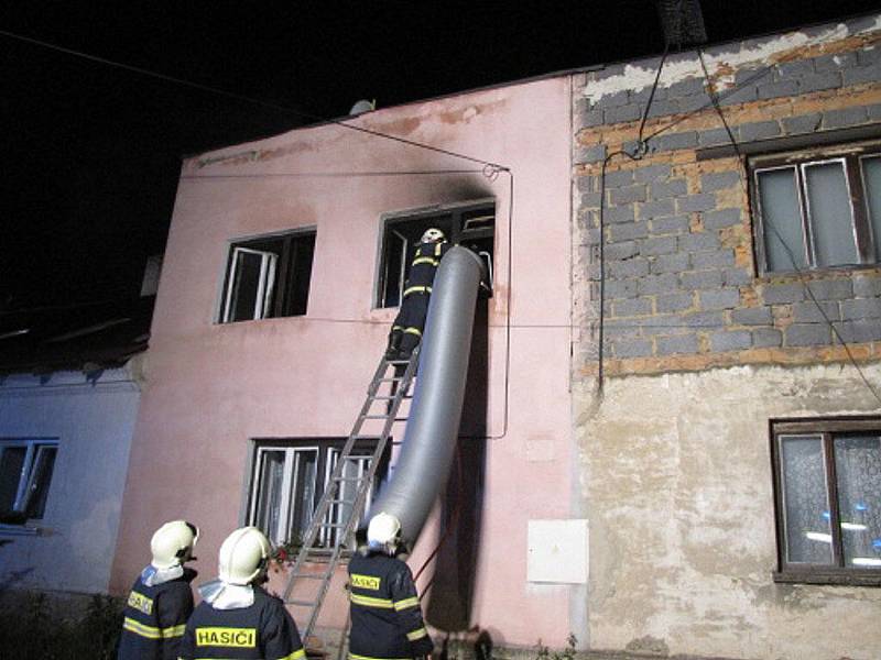 V neděli 13. června, krátce po deváté hodině večerní, vyjíždět hasiči k požáru střechy rodinné domu do Bílovce.