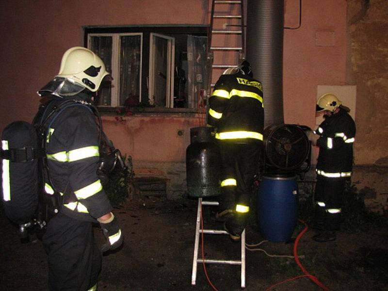 V neděli 13. června, krátce po deváté hodině večerní, vyjíždět hasiči k požáru střechy rodinné domu do Bílovce.