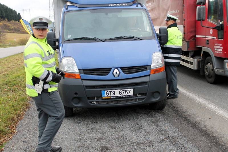 Společná preventivní bezpečnostní akce policistů z Novojičínska a Vsetínska zaměřená na kontrolu pneumatik.