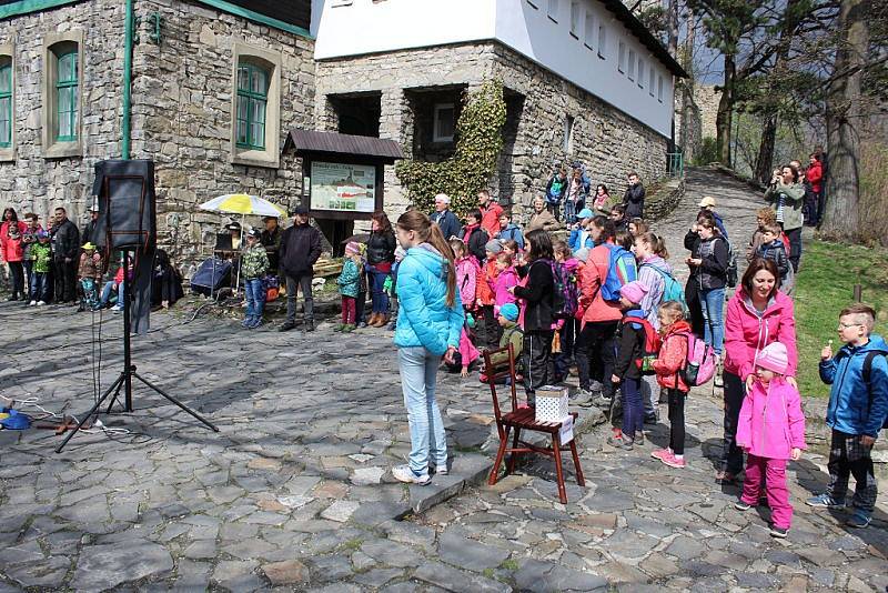 Desítky lidí mířily v sobotu 8. dubna na hrad Trúba, který se pne nad Štramberkem. Ve dvě hodiny odpoledne se na dolním nádvoří objevili šermíři, kteří svedli urputný boj.