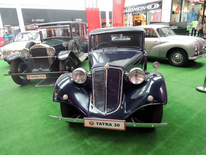 Legendární automobily značky Tatra z kopřivnické automobilky jsou nyní k vidění v ostravském nákupním centru Forum Nová Karolina.
