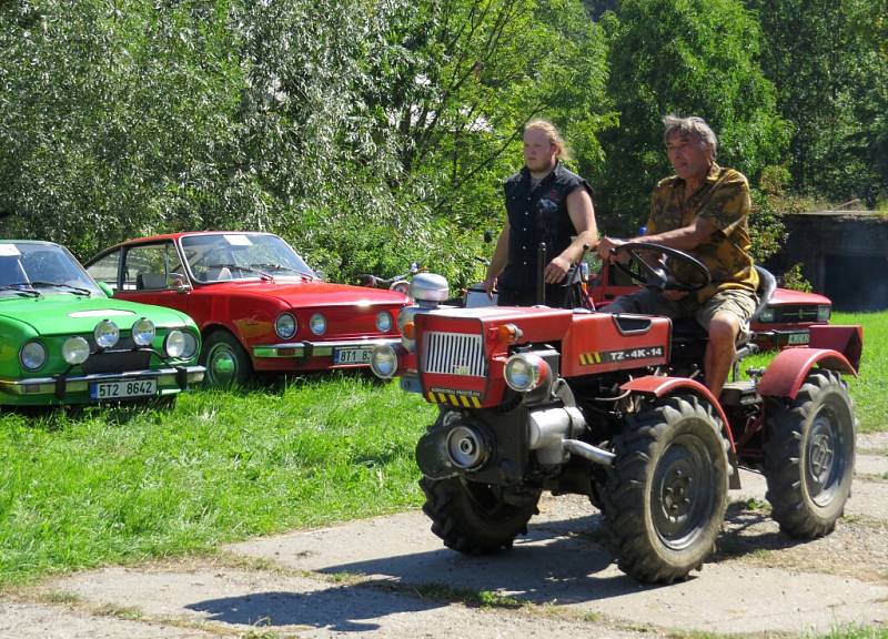 Na patnáct malotraktorů i větších traktorů – zetorů – se v sobotu 27. srpna postavilo na start závodu ve druhém ročníku traktoriády, která se konala v areálu bývalého kravína v obci Rybí. 