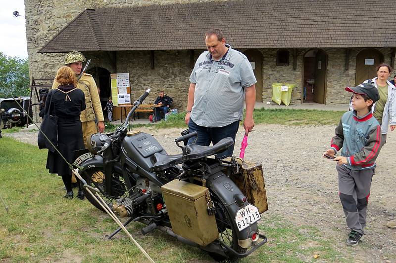 Jeden z válečných bojů druhé světové války na hradě Starý Jičín.