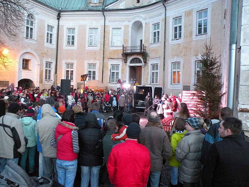 Na Živý Betlém se mohli lidé podívat před Vánoci na nádvoří bíloveckého zámku.