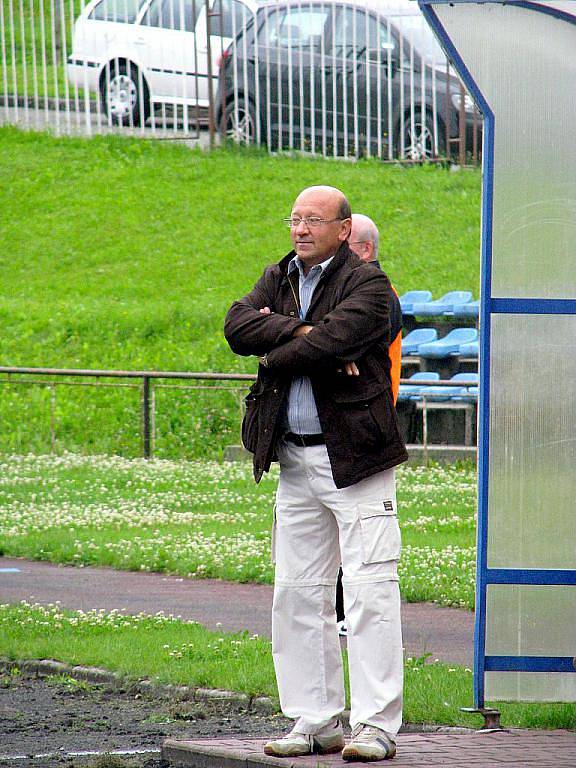 Trenér fotbalistů Nového Jičína Jan Koval skončil v pozici kormidelníka týmu. Již v nedělním utkání zaujal jeho místo staronový kouč Alois Holub. 