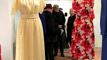 Na výstavě v Žerotínském zámku lze obdivovat několik desítek dámských šatů, večerních rób a kostýmů, ale i dobové doplňky všeho druhu. 