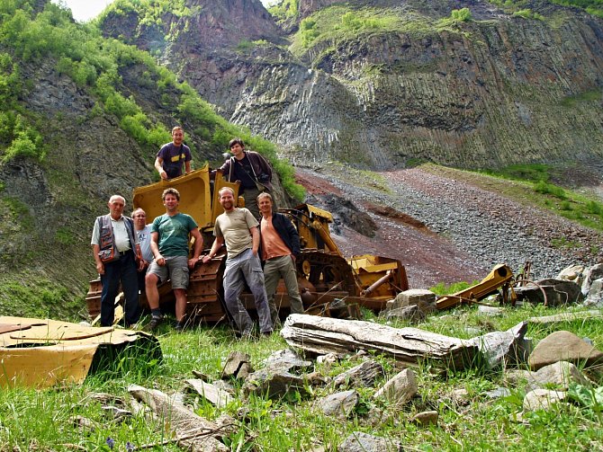 TÝM českých a gruzínských geologů u mohutného lávového tělesa cestou do vesnice Ketrisi. 