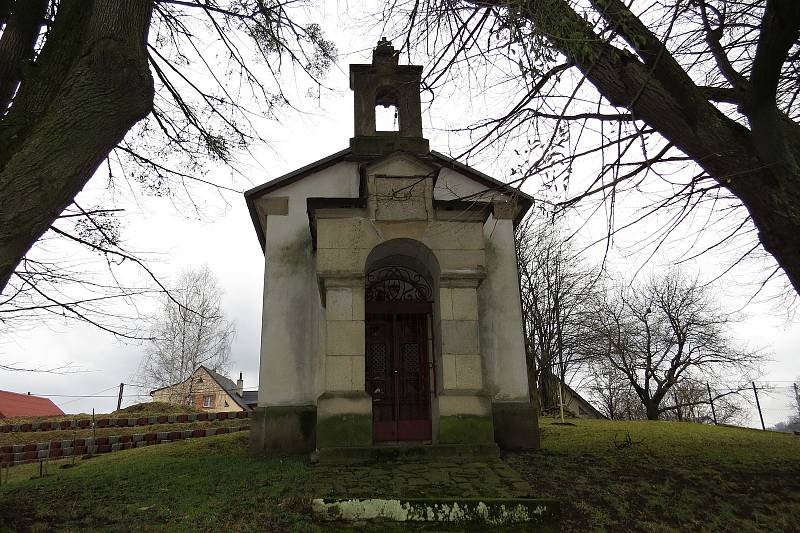 Obec Tichá nabízí pěkné výhledy z návrší na okolní hory a také zajímavé připomínky historie.