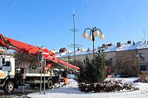 Instalace a zdobení nového vánočního stromu na Slezském náměstí v Bílovci - 29. listopadu 2023.
