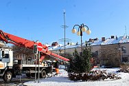 Instalace a zdobení nového vánočního stromu na Slezském náměstí v Bílovci - 29. listopadu 2023.