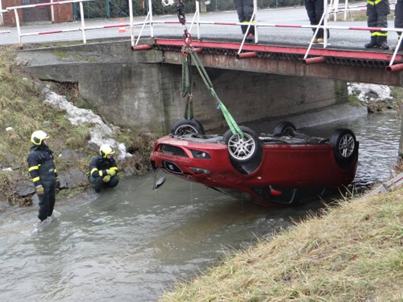 Zásah hasičů u dopravní nehody ve Velkých Albrechticích. 