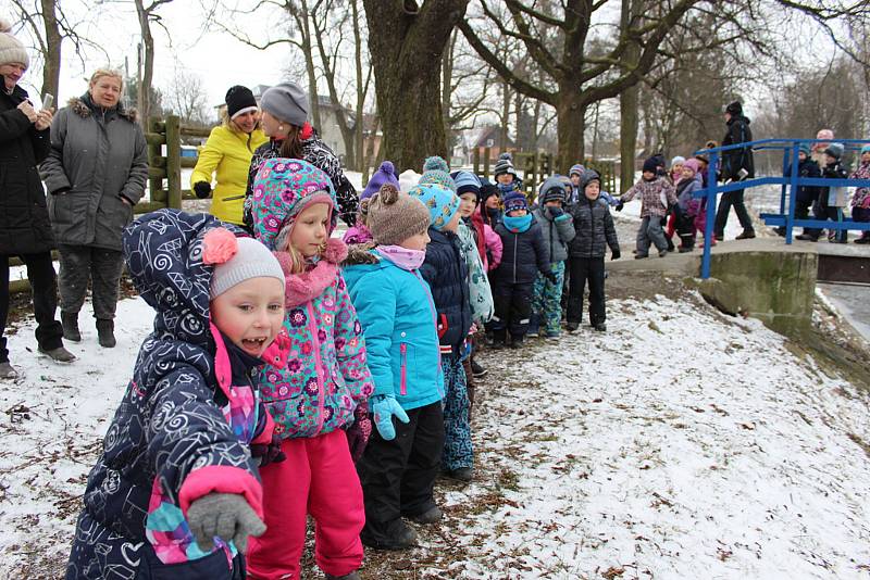 Hodinu před polednem se sešly děti z Frenštátu pod Radhoštěm u řeky Lomná, do níž společně s dospělým doprovodem vhodily Mařenu - symbol zimy.