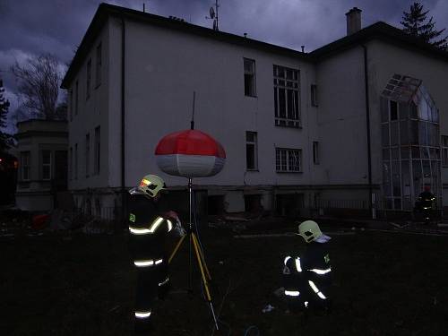 Šest jednotek profesionálních a dobrovolných hasičů zasahovalo v sobotu 10. ledna odpoledne u následků výbuchu v suterénu rozlehlé dvoupatrové vily v Šenově u Nového Jičína, jež se nachází nedaleko obchodního střediska.