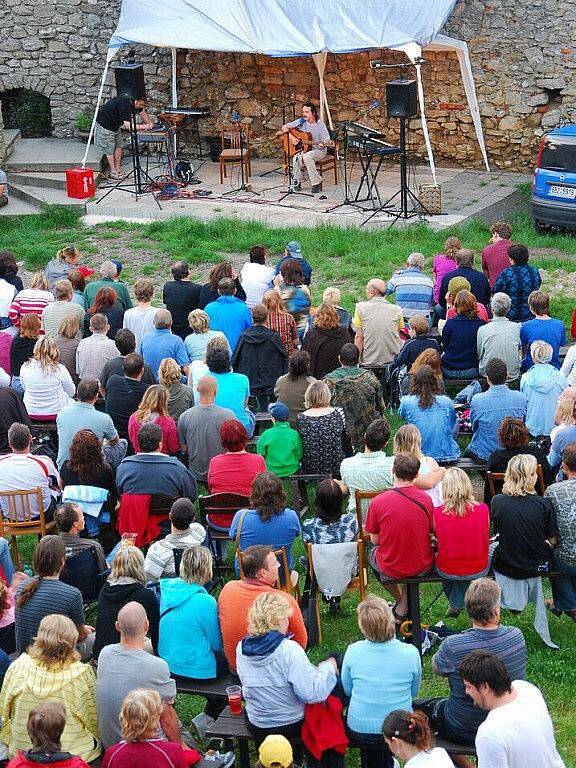 Koncert Vlasty Redla na hradě ve Starém Jičíně.