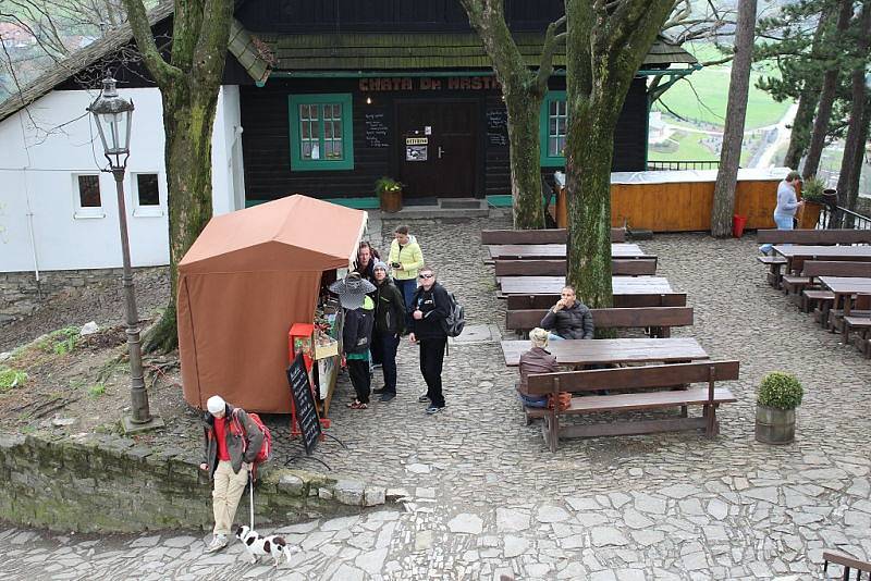 Desítky lidí mířily v sobotu 8. dubna na hrad Trúba, který se pne nad Štramberkem. Ve dvě hodiny odpoledne se na dolním nádvoří objevili šermíři, kteří svedli urputný boj.