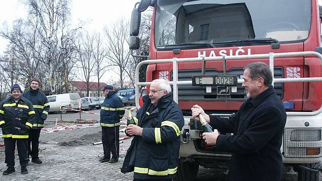 Nový automobil dostali před pár dny hasiči z Klimkovic. Při předání nechyběl ani křest šampaňským.