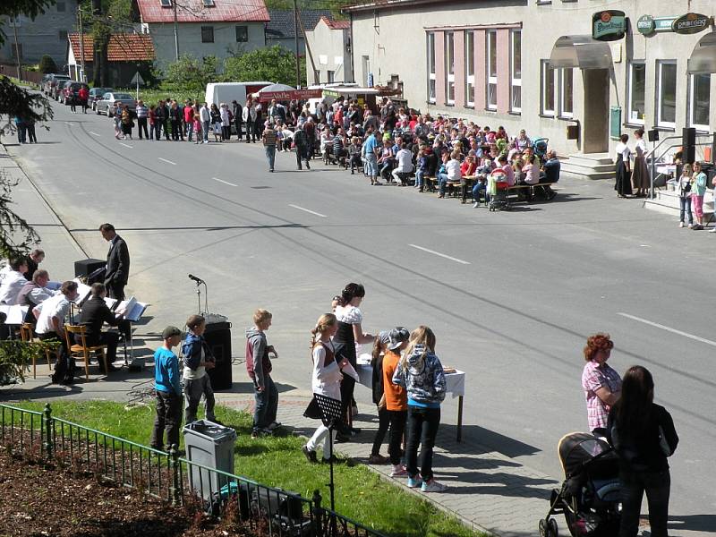 O druhém květnovém sváku otevřely Hladké Životice slavnostně nové Náměstíčko. Ukázali se také hasiči s opravenou avií, mažoretky, příchozí si pochutnali na obrovském frgálu se znakem obce a předvedly se děti s nacvičeným programem.