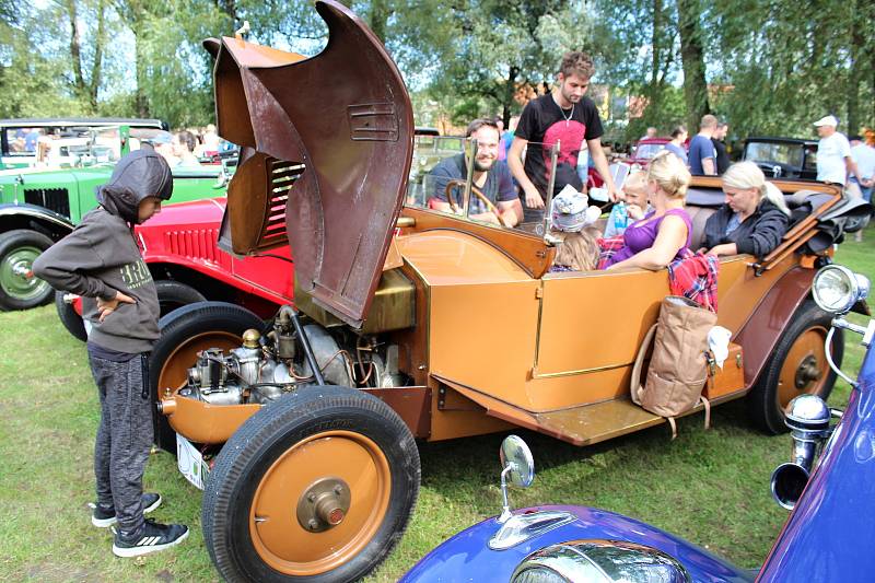 Sté výročí od narození automobilového závodníka a mistra republiky Jaroslava Pavelky si připomněli v sobotu 5. září 2020 v Libhošti.