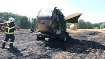 Požár zemědělského stroje na poli v Loučce u Nového Jičína.