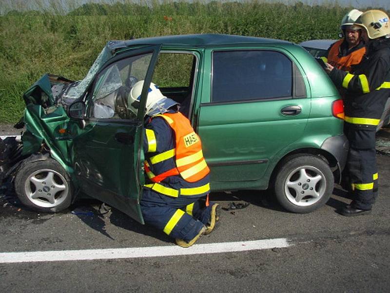 Dvě osobní vozidla se střetla v úterý 8. června před devátou hodinou dopolední na silnici I/58 mezi Petřvaldem a Starou Vsí nad Ondřejnicí.