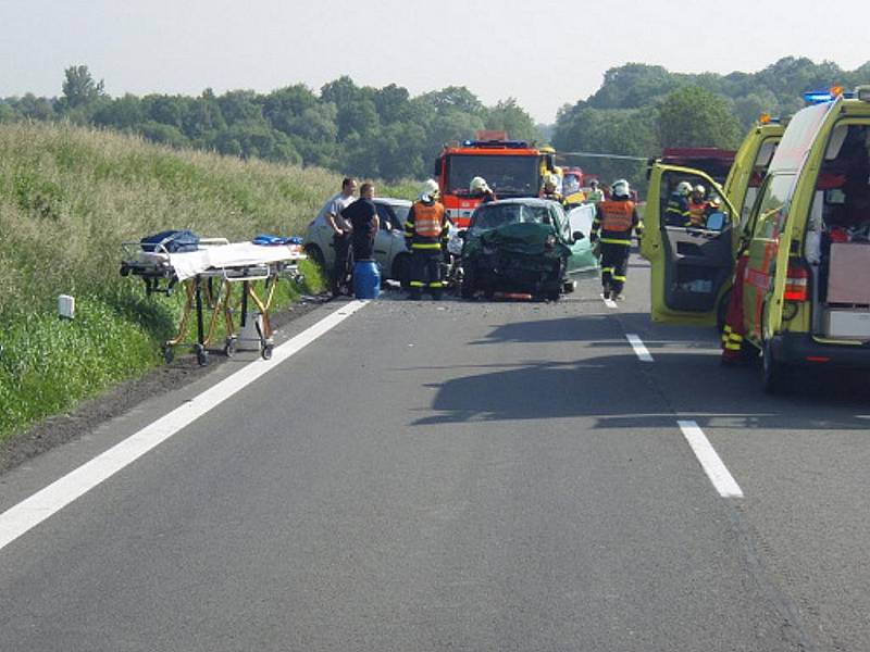 Dvě osobní vozidla se střetla v úterý 8. června před devátou hodinou dopolední na silnici I/58 mezi Petřvaldem a Starou Vsí nad Ondřejnicí.