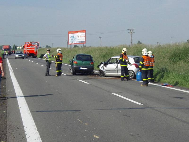 Dvě osobní vozidla se střetla v úterý 8. června před devátou hodinou dopolední na silnici I/58 mezi Petřvaldem a Starou Vsí nad Ondřejnicí.