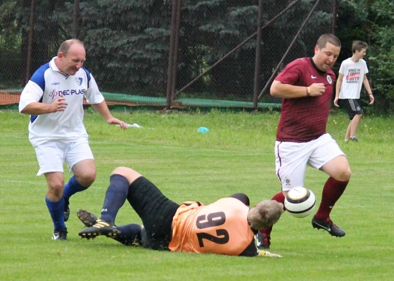 Oslava 80. let založení fotbalového oddílu ve Vlčovicích nabídla divákům vrchol v podobě exhibičního duelu starých gard, kdy se domácím postavil celek Sparty Praha. 