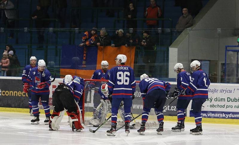 Hodonínští hokejisté (oranžové dresy) ve 29. kole východní skupiny druhé ligy prohráli doma s Novým Jičínem 2:3. Foto: Jan Zahnaš