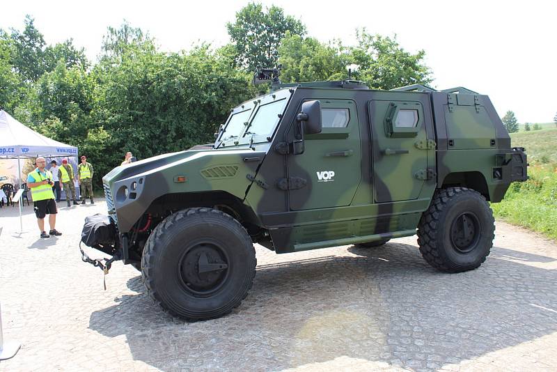 Snímek z představení bojových vozidel vyráběných  šenovským podnikem VOP CZ ve spolupráci se společností NIMR Automotive.