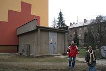 Trafostanice ČEZ v Novém Jičíně na Máchově ulici kazí pohled na nově omítnuté domy.