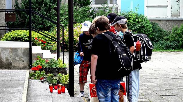 Tragédii školáka a učitelky připomíná černý prapor a zapálené svíce před školou. O případu a opatřeních jednali v pátek dopoledne novojičínští radní.