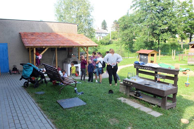Na zahradě školky v Kamence u Oder je od pondělka 27. června 2022 funkční chlebová pec.