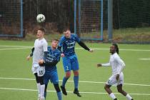 Fotbalisté Nového Jičína (v bílém) zahájili jaro debaklem 0:4 s Holešovem.