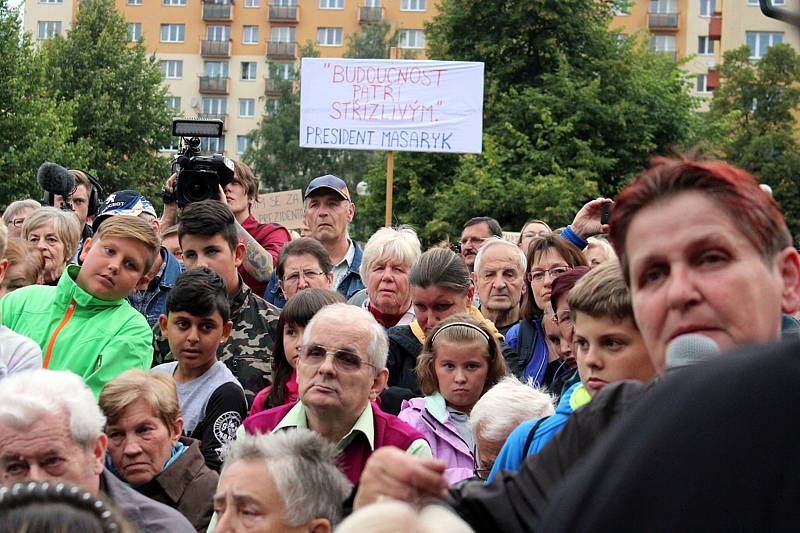 Stovky lidí přišly v úterý v podvečer na náměstí Republiky ve Studénce na setkání s prezidentem České republiky Milošem Zemanemm a hejtmanem Moravskoslezského kraje Ivo Vondrákem.